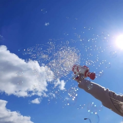 Pistol cu bule cu LED – generator de bule tip rachetă roz