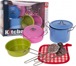 Oale metalice colorate și ustensile de bucătărie