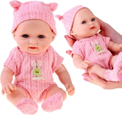 Păpușă bebeluș adorabilă 26 cm în salopetă tricotată cu căciuliță