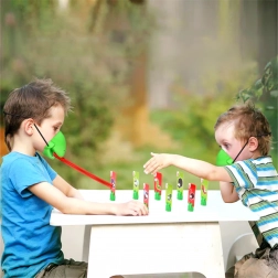 Joc de petrecere Prinde gândacul – limbi de broască pentru 4 jucători