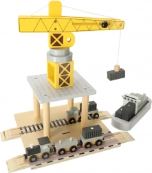 Macara de lemn la debarcader cu bărci și mașini