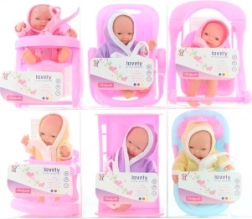 Bebeluș cu accesorii pentru joacă