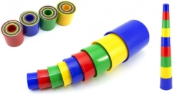 Piramidă colorată stivuibilă din pahare