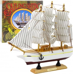 Model decorativ de velier cu trei catarge alb