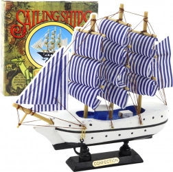 Model decorativ navă cu pânze alb-albastru 18x17 cm