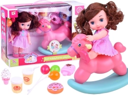 Păpușă în rochie roz cu buline, cu căluț balansoar și accesorii