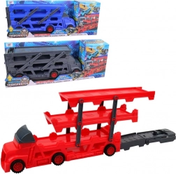 Camion roșu cu transportator și pistă de curse