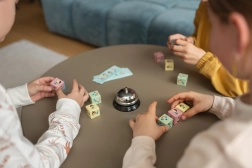 Cuburi rapide – joc de atenție pentru copii