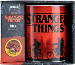 Stranger Things cană XL cu autocolant 500 ml