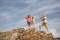 Suflătoarea veselă – țeavă de suflat din lemn pentru copii de la 6 ani