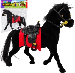 Figurină catifelată de cal negru cu șa și șabrac roșu