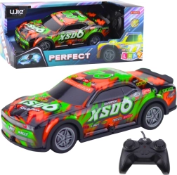 Mașină RC de curse cu caroserie luminoasă portocaliu‑verde