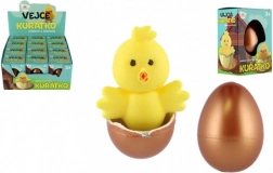 Puișor care eclozează în ou