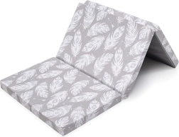 Saltea pliabilă pentru pătuț 120×60×5 cm cu husă cu motiv pene NEW BABY