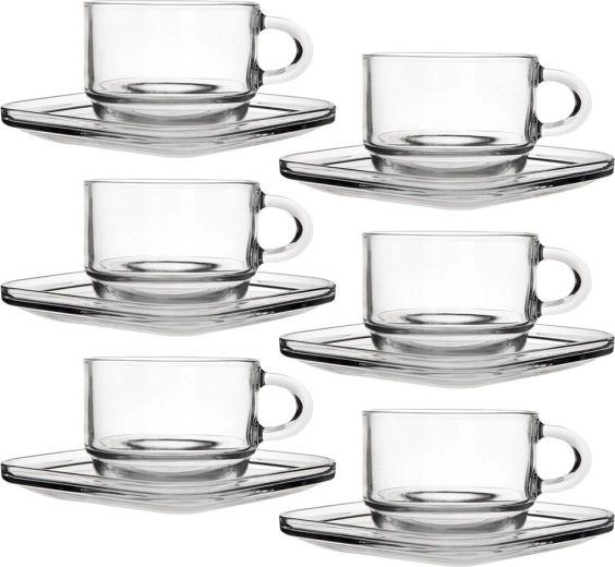 Sticlă transparentă modernă care evidențiază băutura