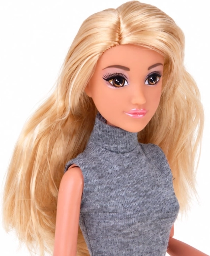 Păr lung și blond și aspect atent lucrat