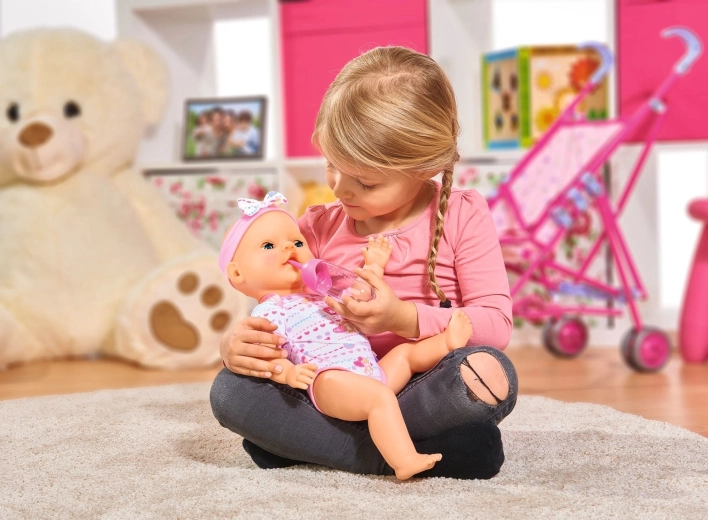 Bea și face pipi ca un bebeluș adevărat