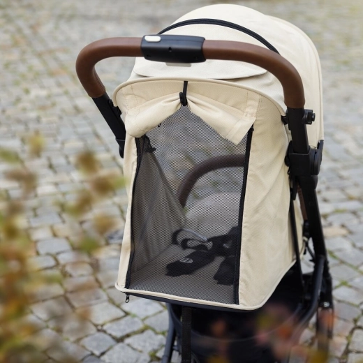 Copertină extensibilă și ventilație pentru zilele de vară