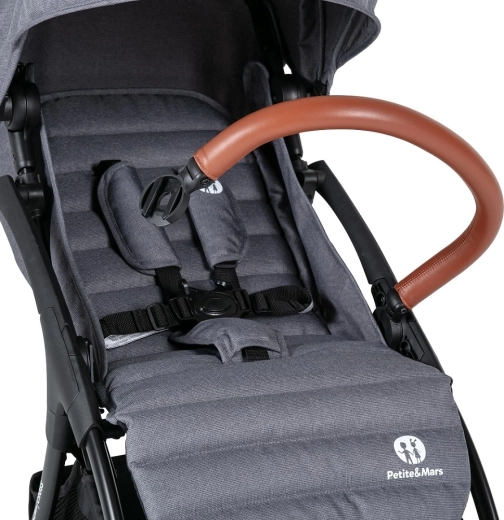 Confort pentru copil: șezut spațios și reglaj al spătarului și picioarelor