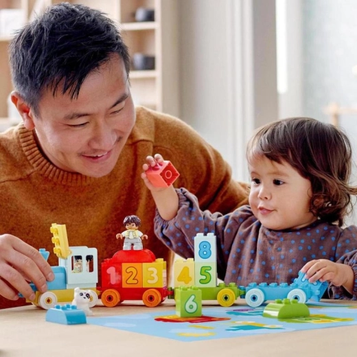 Joacă creativă cu figurine