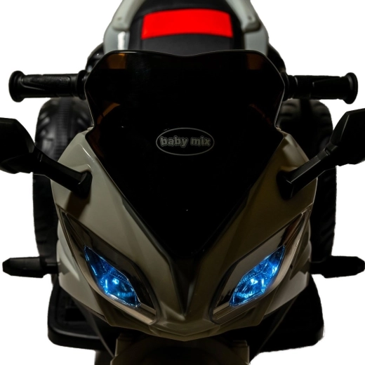 Faruri LED și construcție stabilă cu trei roți