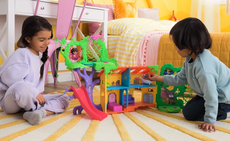 Casă mare pe mai multe niveluri, plină de aventuri