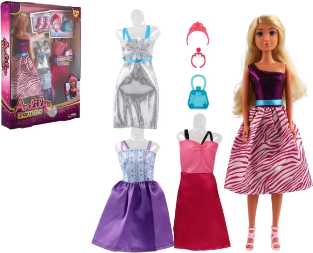 Păpușa Anlily 30 cm cu haine de schimb și accesorii în cutie