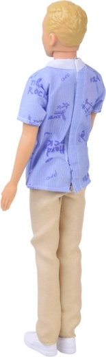 Ținută stilată cu cămașă și pantaloni deschiși la culoare