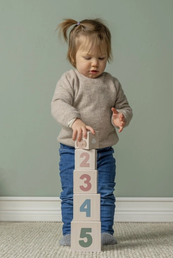 Cuburi de stivuit pentru echilibru și prima „matematică”