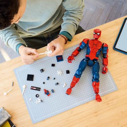 Minifigurină, plăcuță cu nume și construcție distractivă în LEGO Builder