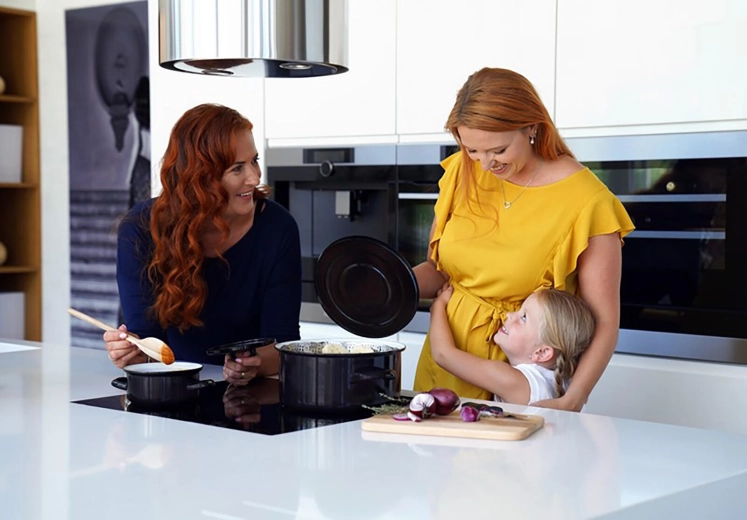 Potrivită pentru toate tipurile de plite, inclusiv inducție