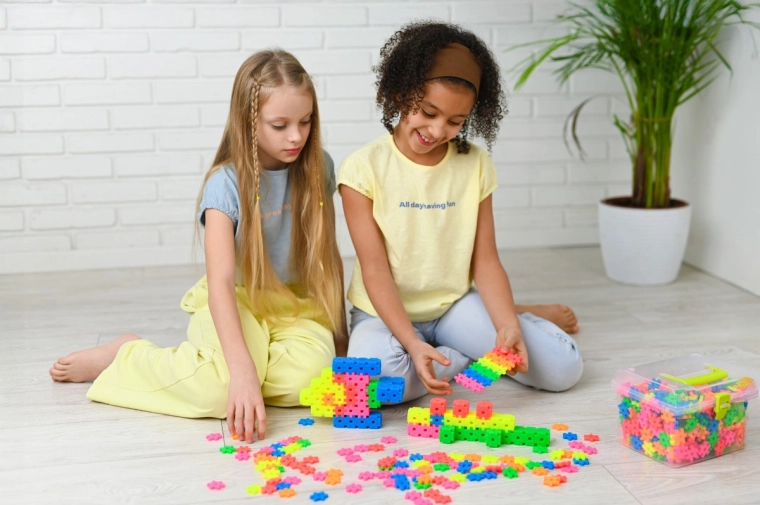 Învățare prin joc în siguranță pentru copii de la 3 ani