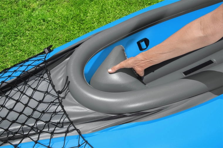 Cockpit confortabil și plase de depozitare practice