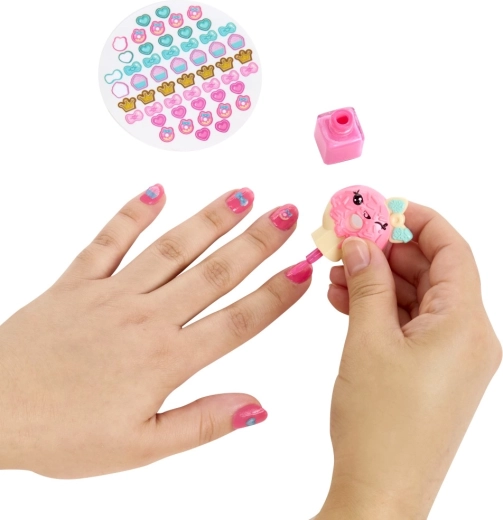 Lac de unghii și decorare cu stickere adorabile