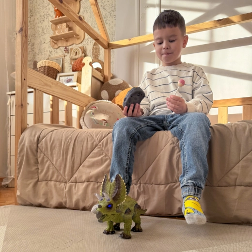 Lumini și răget de dinozaur