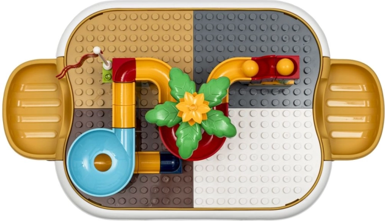 Pistă pentru bile pe planșă cu pini