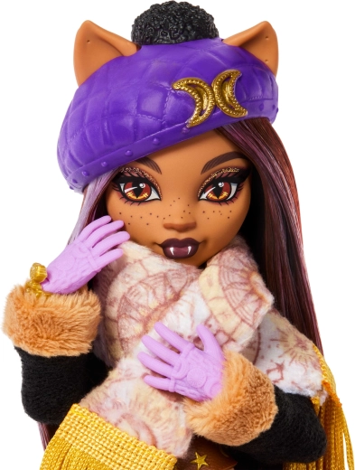 Clawdeen Wolf în stil de iarnă cu accesorii