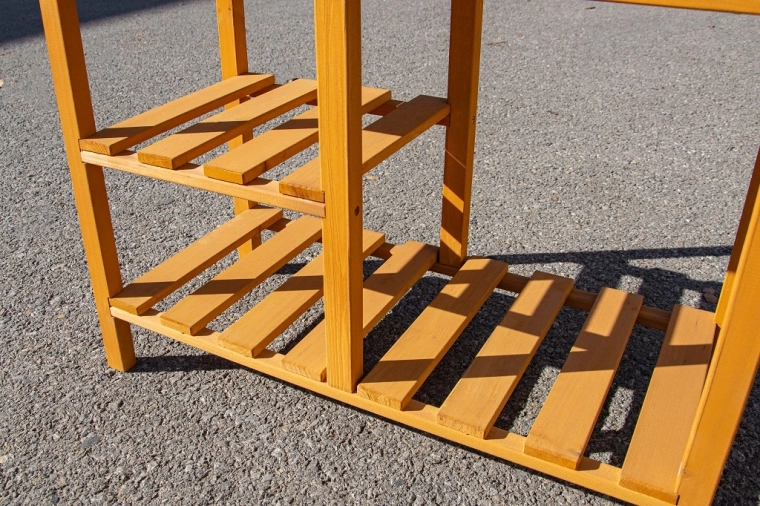 Rafturi deschise spațioase și cârlige