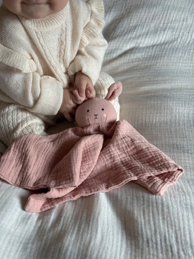 Ușoară și ușor de apucat pentru mânuțe mici
