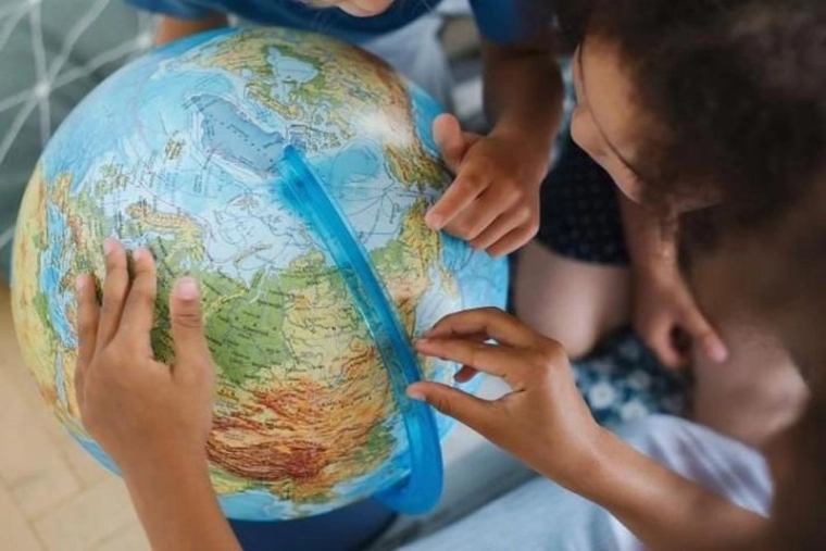 Relief 3D și inscripții detaliate în cehă