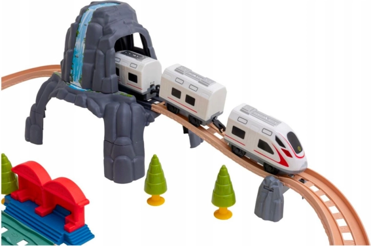 Traseu pe mai multe niveluri cu tunel și pod