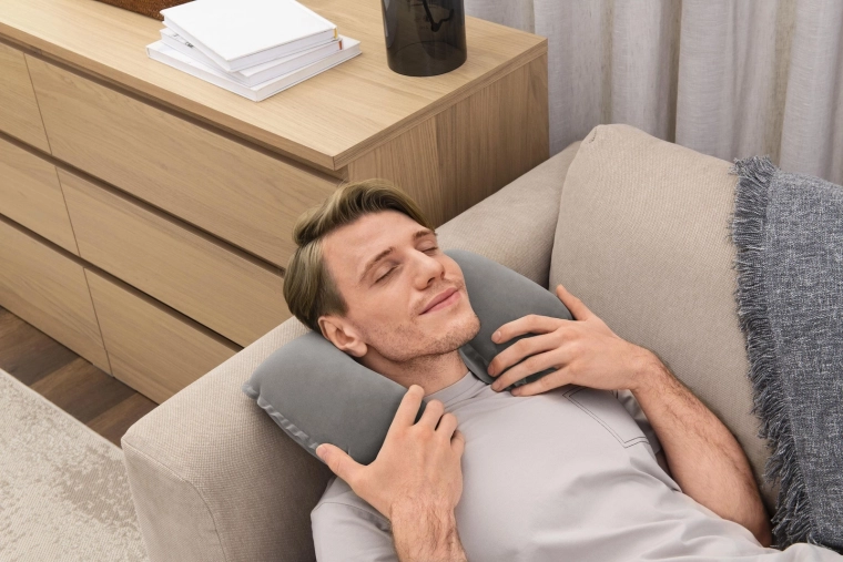 Formă ergonomică în U pentru susținerea gâtului