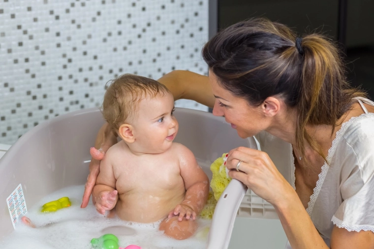 Formă ergonomică pentru nou-născut și pentru bebeluș mai mare