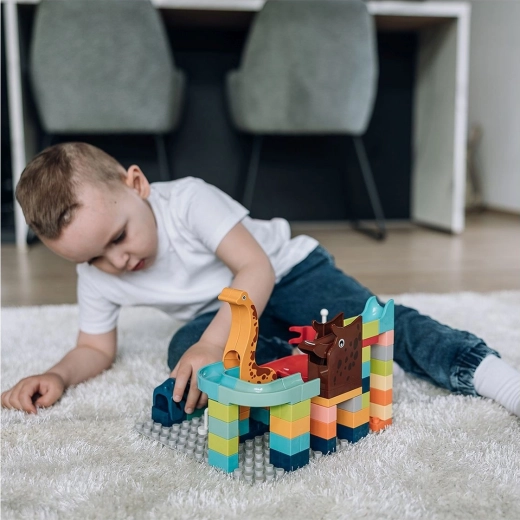 Figurine și construcții creative pe planșa de joc
