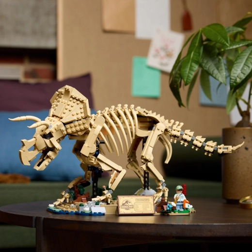 Suport, plăcuță și accesorii de colecție din Jurassic Park