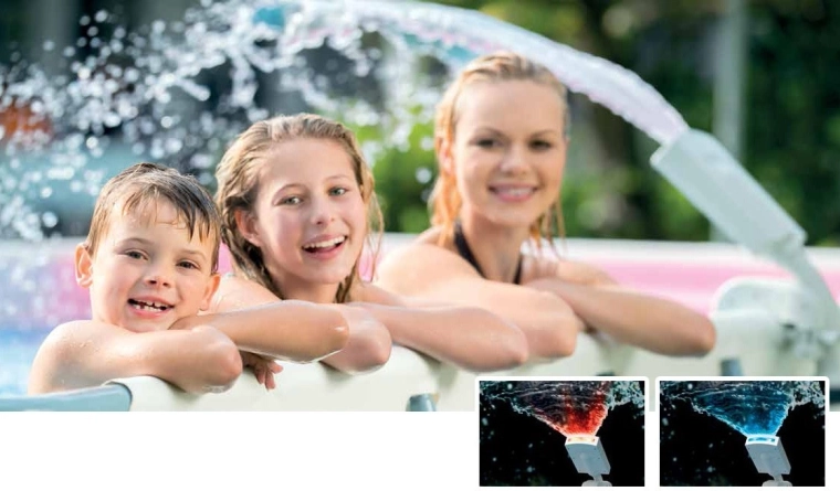 Spectacol luminos în patru culori în cascadă de apă