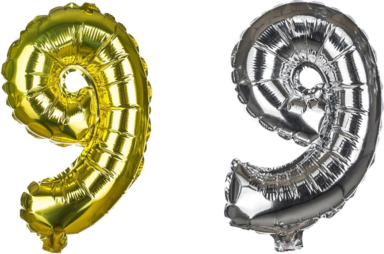 Aspect metalic lucios în auriu și argintiu