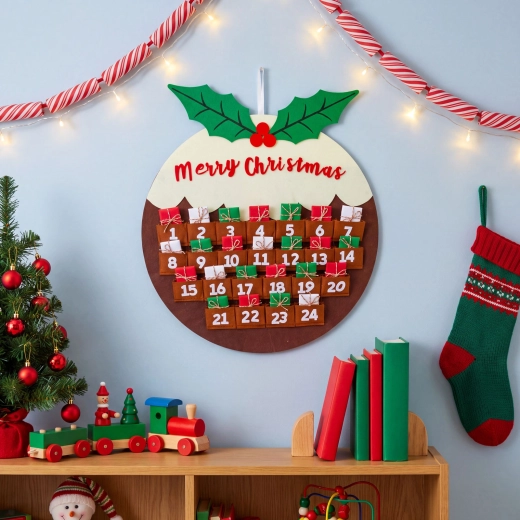 Calendar de advent suspendat din pâslă, în formă de glob de Crăciun