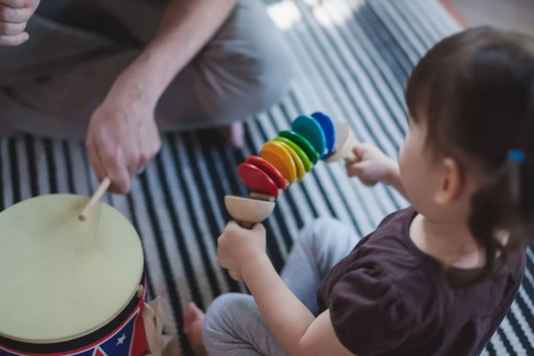 Jucărie muzicală ideală ca prima pentru copiii mici