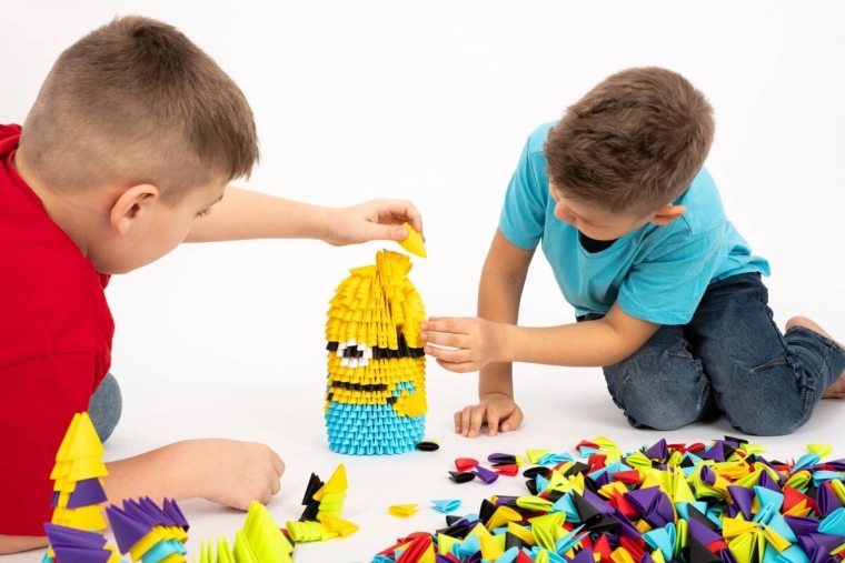 Sistem origami modular cu buzunare și clapete